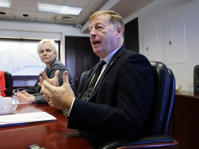 Le maire Marc Demers en présence de Liliane Cardinal, attachée au Bureau des grands projets de la Ville, lors d'un point de presse tenu le 12 septembre à l'hôtel de ville.