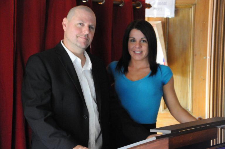 Le recrutement n’est pas facile pour l’Alliance des conseillers autonomes Alain Lecompte et Cynthia Leblanc, respectivement chef de l'Alliance des conseillers autonomes et «candidate co-mairesse» dans le district Laval-Les-Îles.