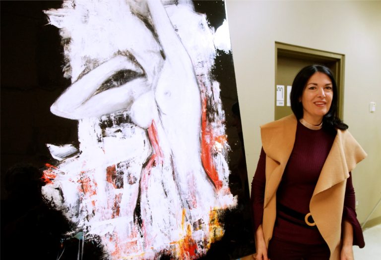 Après avoir proposé un cheval de liberté l'an passé, Chantal Audrey Léveillé a choisi un nu féminin offert corps et âme en 2017.