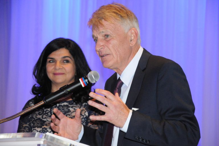 Le chef de l'opposition Jean-Claude Gobé et l'élue de Chomedey, Aglaïa Revelakis.