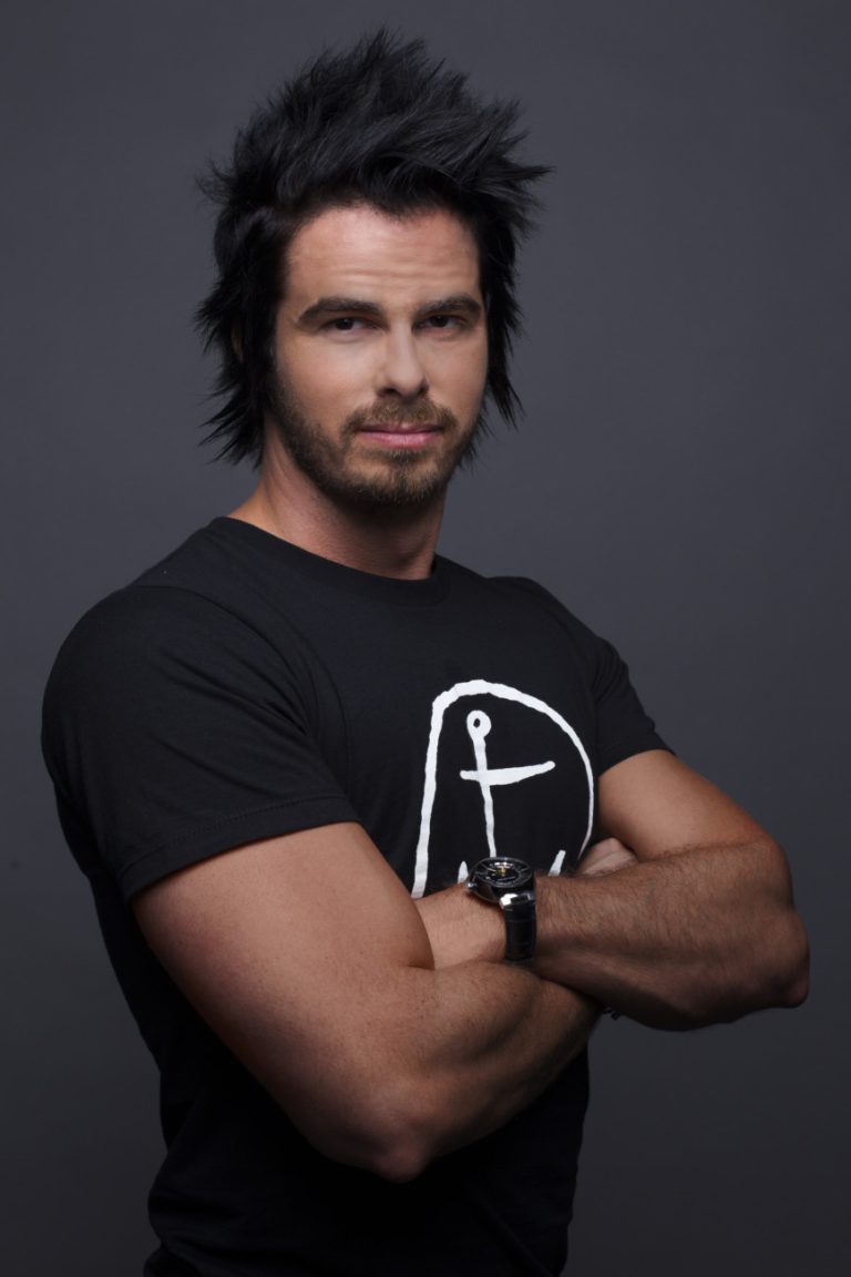 En attendant de renouer avec ses populaires capsules Web en 2018, Alex Roof continue le rodage de son premier spectacle solo.