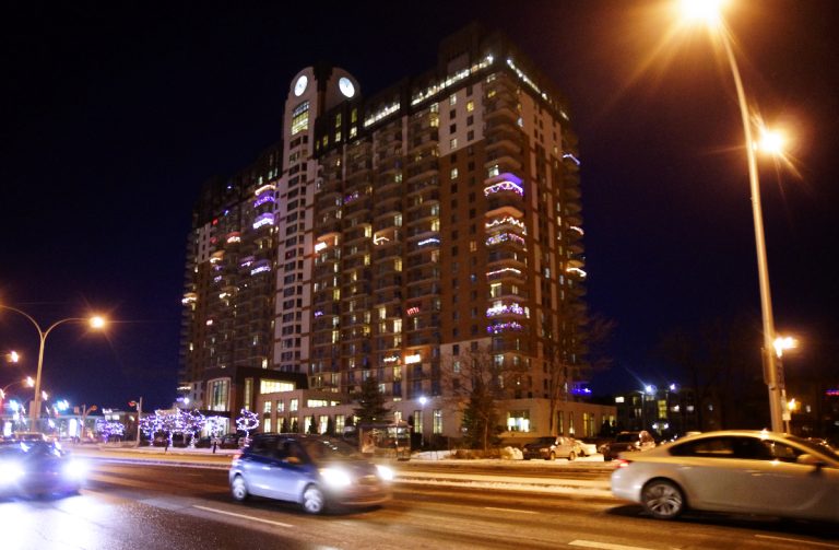 La Ville dégage 1,7 M$ pour les aînés les plus démunis Seulement pour le Manoir Laval du regroupement des Résidences Soleil, Pierre Anthian estime à 380 le nombre d'aînés occupant une chambre ou un 2 ½ qui, désormais, auront droit à la subvention du maintien à domicile.