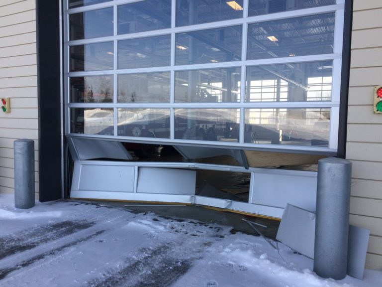 Un conducteur défonce une porte de la caserne 2 On ignore encore les raisons ayant mené à cet événement pour le moins inquiétant.