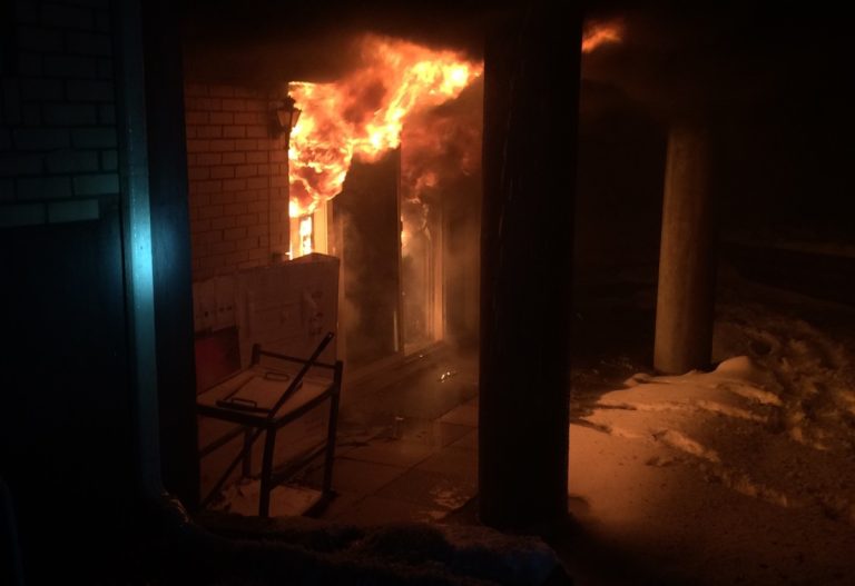 À quelques semaines de Noël, cet incendie causera de forts soucis aux huit citoyens qui résidaient sur place.