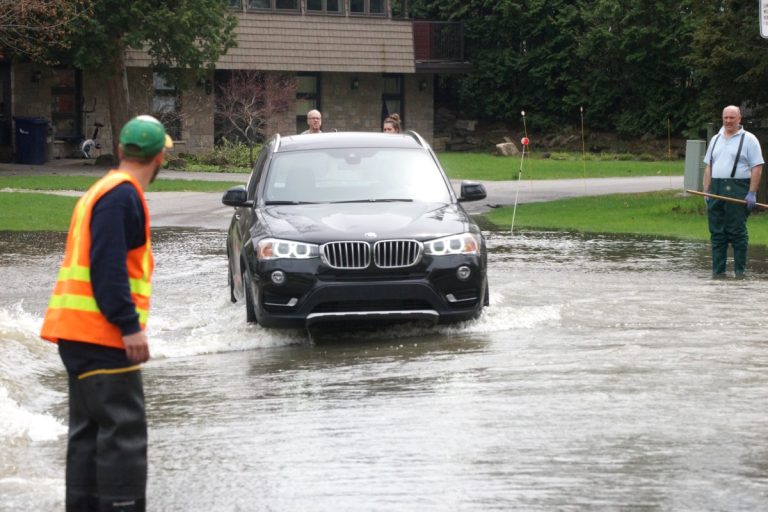 Inondations 2017: la CAQ dénonce les délais de dédommagement Un bras de fer est engagé entre la CAQ et le gouvernement libéral sur les délais entourant les demandes d'aide financière des sinistrés des inondations du printemps dernier.