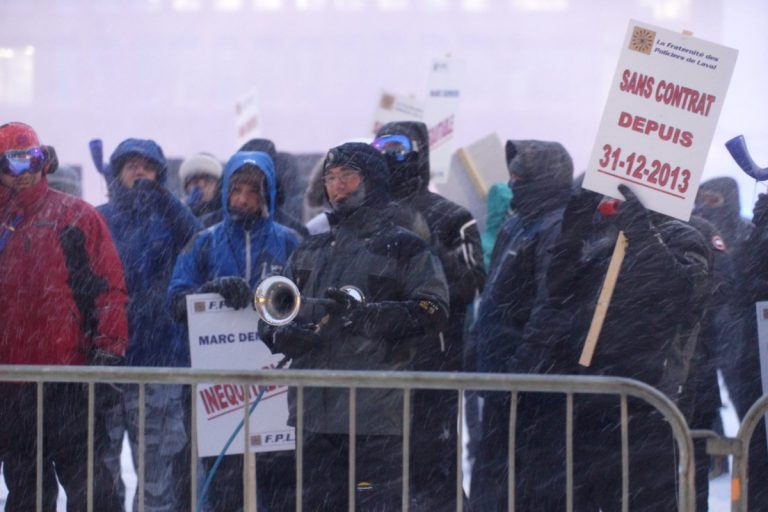 La Fraternité demande à la Ville de retourner à la table de négos Quelques dizaines de policiers ont bravé la tempête mardi soir pour venir manifester devant l'hôtel de ville où se tenait l'assemblée du conseil.