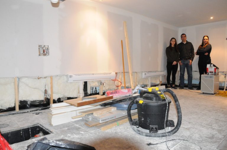 Des citoyens à bout En six mois, Myriam Bonetti, David Gourde et Marie-Chantale Blais, domiciliés des rues Monty et Maryline, ont subi deux inondations causées par un refoulement d'égout.