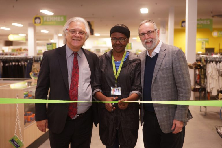 Une deuxième Fripe-Prix Renaissance à Laval Yves Prévost, secrétaire de la Corporation Renaissance, Suzanne Ngono et Pierre Legault, directeur général de Renaissance, ont procédé à la traditionnelle coupure du ruban, le 14 mars.