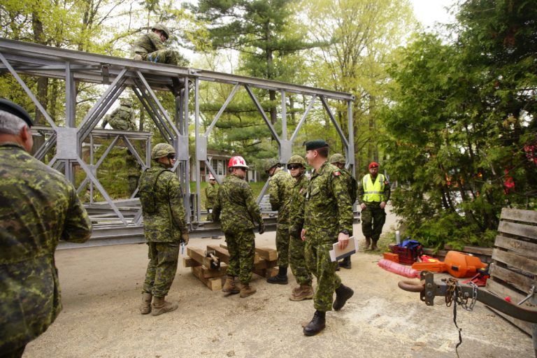 Le niveau des rivières en baisse de 15 cm Depuis vendredi dernier, les Forces armées canadiennes travaillent jour et nuit à rétablir le lien terrestre d'une portion de l'Île-Verte, où 22 maisons sont isolées depuis que le courant a emporté le pont de la rue Comtois.