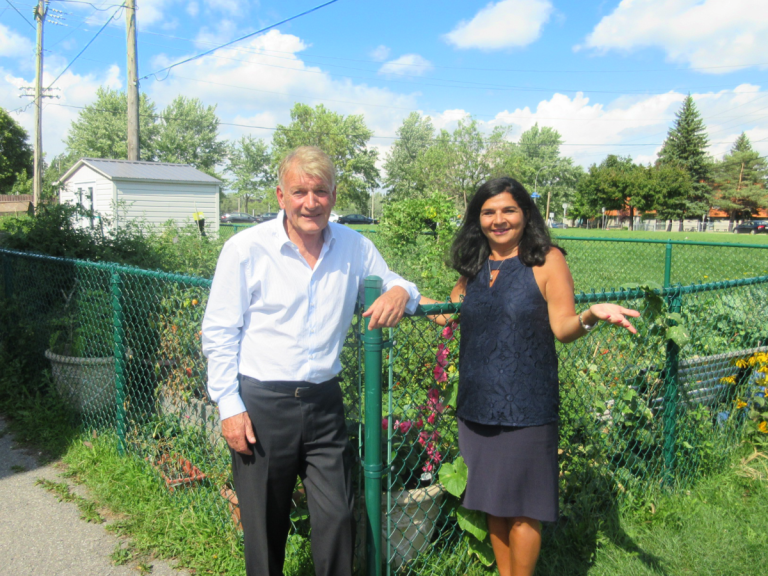 Les jardins communautaires rallient les élus Le chef d'Action Laval et de l'opposition officielle, Jean-Claude Gobé, et la conseillère municipale de Chomedey, Aglaïa Revelakis, devant le Jardin collectif Place St-Martin.