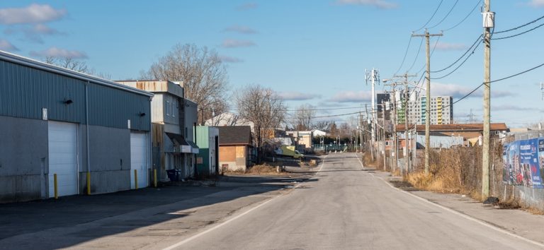 Immeubles abandonnés bientôt démolis autour de la station Concorde Les immeubles appelés à disparaître sont situés sur la rue Léo-Lacombe.
