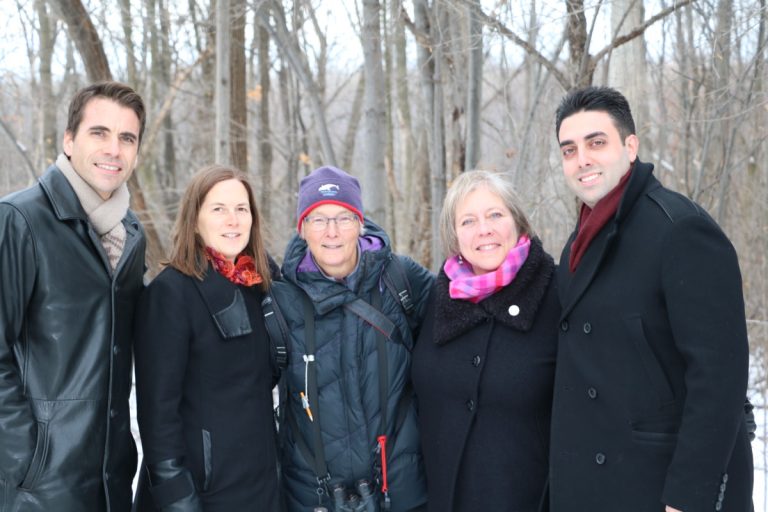 Photo: Nicolas Borne, conseiller municipal de Laval-les-Îles, Virginie Dufour, conseillère de Sainte-Rose, Louise Auclair, secrétaire de l’Association pour la protection du Boisé Ste-Dorothée, Carole Garceau, administratrice de l’Association, et Ray Khalil, conseiller de Sainte-Dorothée.