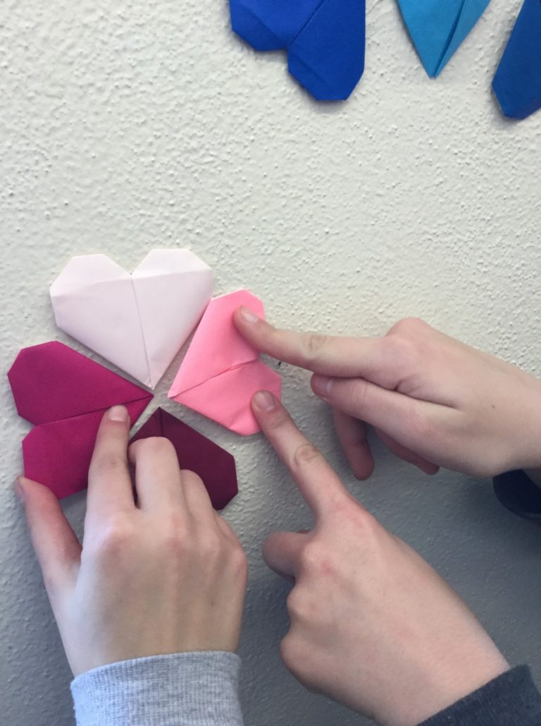Passeurs de rêves: la Culture pour tous à Laval Senior Academy Les élèves ont participé à cette expérience enrichissante d'origami.