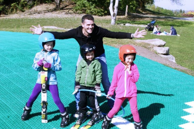 Réouverture de la piste de ski sèche Thomas Deshaies, Anaïs Deshaies et Julia Drolet posent en compagnie du porte-parole, Patrice Bélanger. Ils ont inauguré la piste sèche au mois d'octobre.