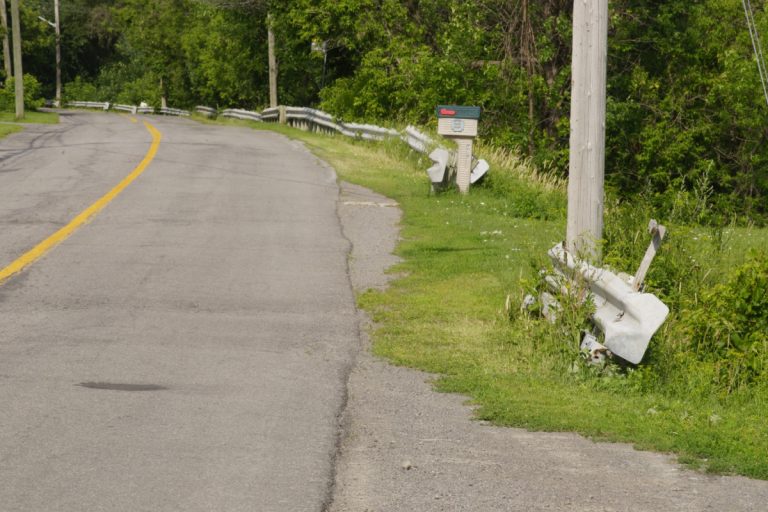 Un tronçon de 7 km du boulevard des Mille-Îles sous étude Signes de l'érosion des berges de la rivière des Mille Îles, l'affaissement de la chaussée et l'inclinaison des glissières de sécurité vers la rivière sont notamment à l'origine de l'étude géotechnique commandée par la Ville.