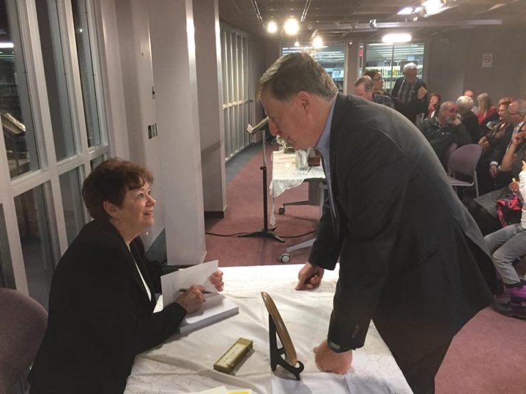 C’est en présence du maire Marc Demers et autres invités que l’auteure Raymonde Cloutier  a lancé son roman à la bibliothèque Multiculturelle, dans Chomedey.