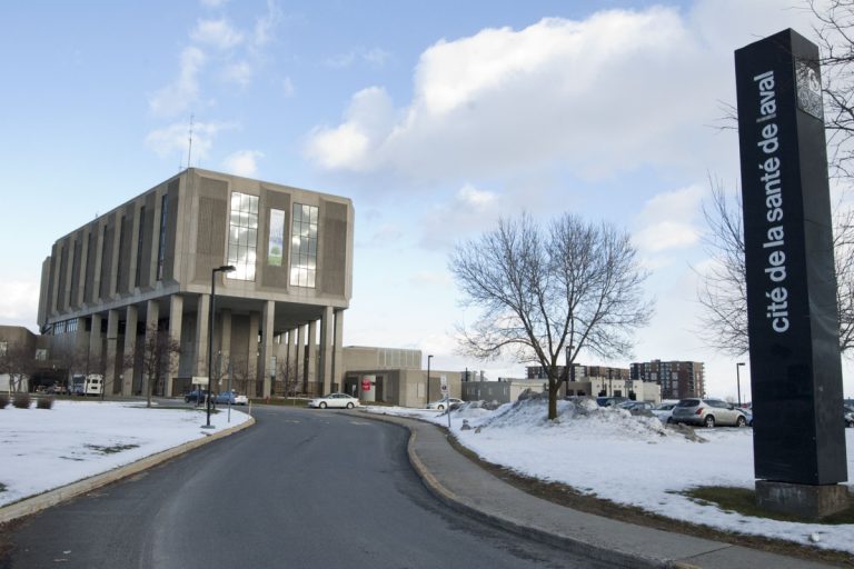 Lundi en début d'après-midi, le taux d'occupation de l'urgence était de 94 %, alors que le nombre de patients sur civière depuis plus de 24 heures était de 7.