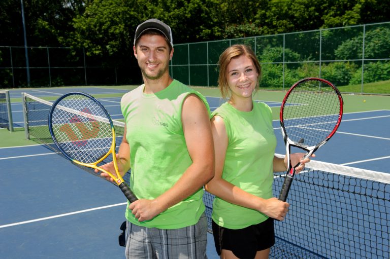 Des postes dans les parcs de tennis sont offerts durant la saison estivale.