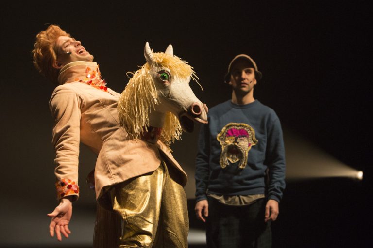 L'amitié, les étiquettes sociales, le regard de l'autre et le rapport à l'autorité font notamment partie des thèmes abordés par cette production.