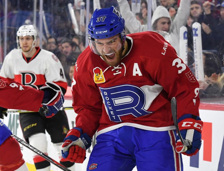 Retour à la maison victorieux du Rocket Jérémy Grégoire célèbre son but.