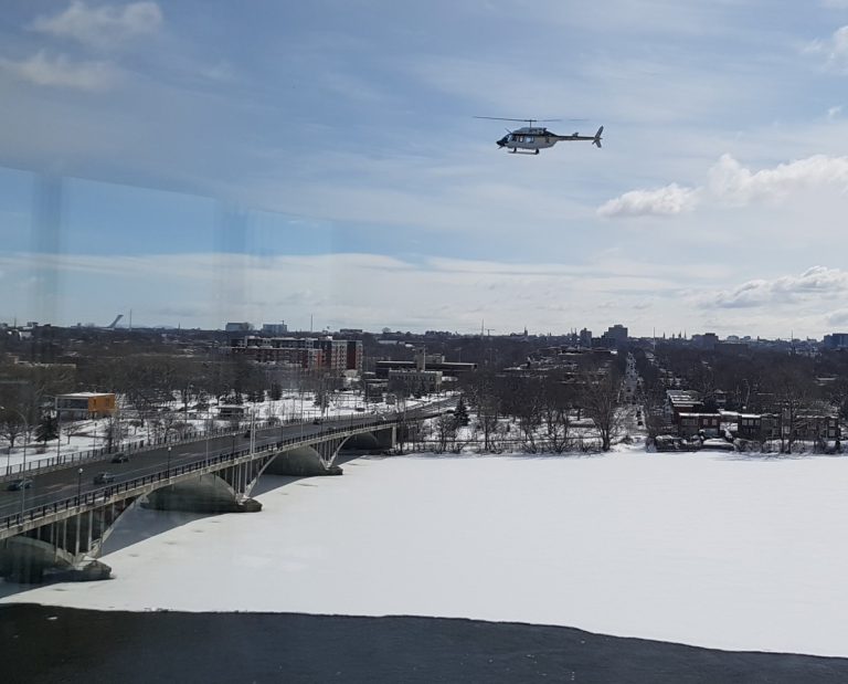 L’hélico après 48 heures de recherche nautique infructueuse Le SPVM a notamment recours à l'hélicoptère pour tenter de localiser le petit Arieldnt on est toujours sans nouvelles.