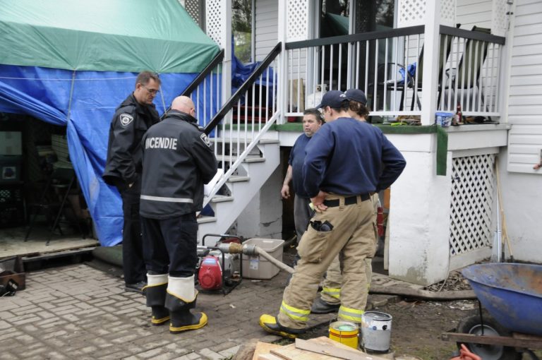 Christian Arbic, un résident de la 24e Rue, discutait avec les pompiers de l’étape à venir, alors qu’il restait encore deux pouces d’eau dans son sous-sol.