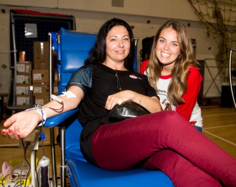 Katia Luciani, l'épouse de Matthew Schreindorfer, pose en compagnie d'une donneuse.