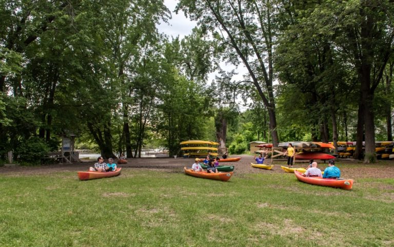 Initiation au canot et au kayak Les cours d'initiation comprennent deux sorties en rivière.