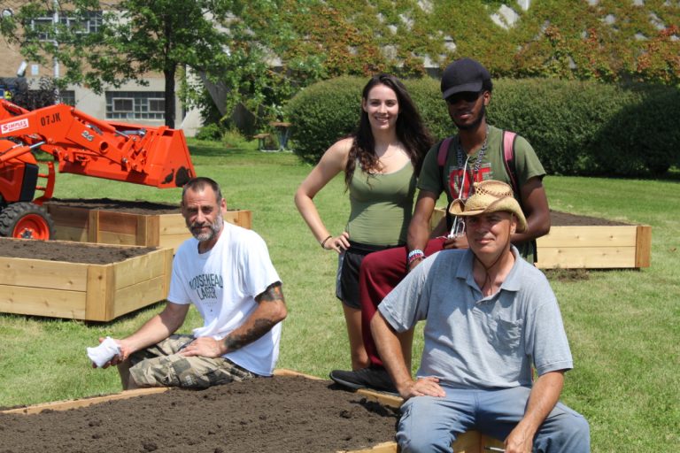 Projet d’agriculture urbaine à Chomedey Une équipe de l'organisme Enfant d'Abord, qui pilote le projet, a procédé à l'aménagement des bacs, le mois dernier.