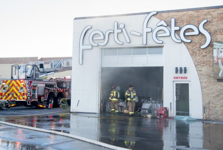 Incendie onéreux à l’entrepôt de Party Expert Ce sont des citoyens qui ont alerté le 911 et les pompiers.