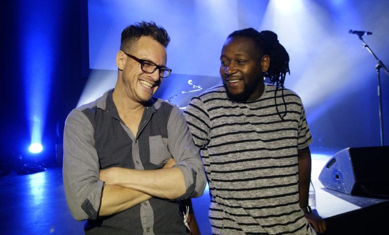 Les bons copains Julien Tremblay et Eddy King avaient hâte de renouer même quelques minutes avec le public lavallois.
