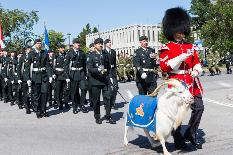 La mascotte du Royal 22e Régiment, le bouc Batisse, a paradé en compagnie des militaires du 4e Bataillon.