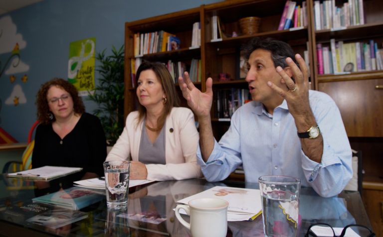 Diane Lamarre et Amir Khadir militent pour la survie de Mieux-Naître à Laval. Ils ont été accueillis dans les locaux de l'organisme par Lysane Grégoire, directrice générale.