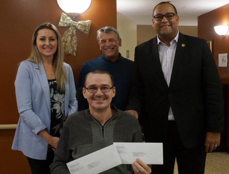 Un nouveau système de sécurité aux Habitations Saint-Christophe Le sentiment de sécurité est revenu aux Habitations Saint-Christophe et les sourires étaient de mise le 13 décembre pour Michel Larin, Nathalie Vaillancourt, de la Caisse Desjardins les Grands boulevards de Laval, Jean-Pierre Fortin, gestionnaire, et Saul Polo, député de Laval-des-Rapides.