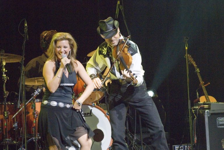 Guylaine Tanguay s'est entourée d'un autre chanteur, de musiciens et danseurs pour ce spectacle country à grand déploiement.