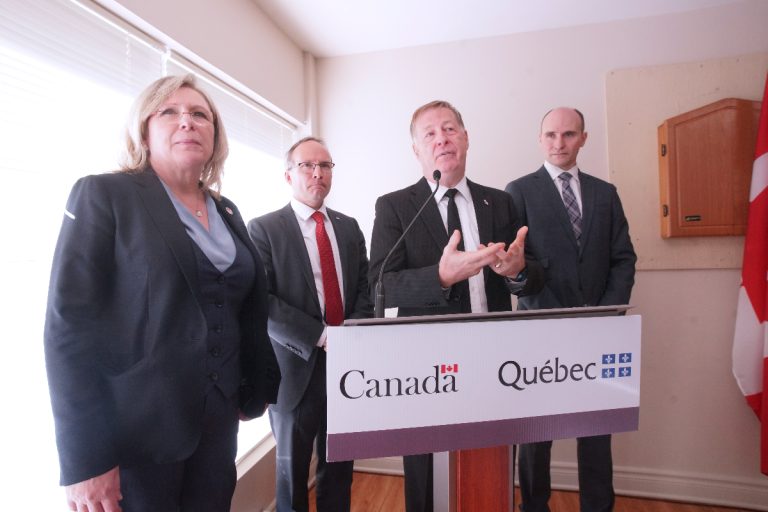 Dans l'ordre habituel, les ministres provinciaux Francine Charbonneau et Martin Coiteux, le maire Marc Demers et le ministre fédéral Jean-Yves Duclos.