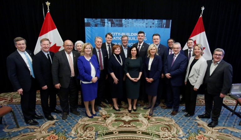 Formé de représentants de 22 des plus grandes villes canadiennes, le Caucus des maires des grandes villes de la FCM était réuni le 15 février à Ottawa dans le cadre des consultations pré-budgétaires.