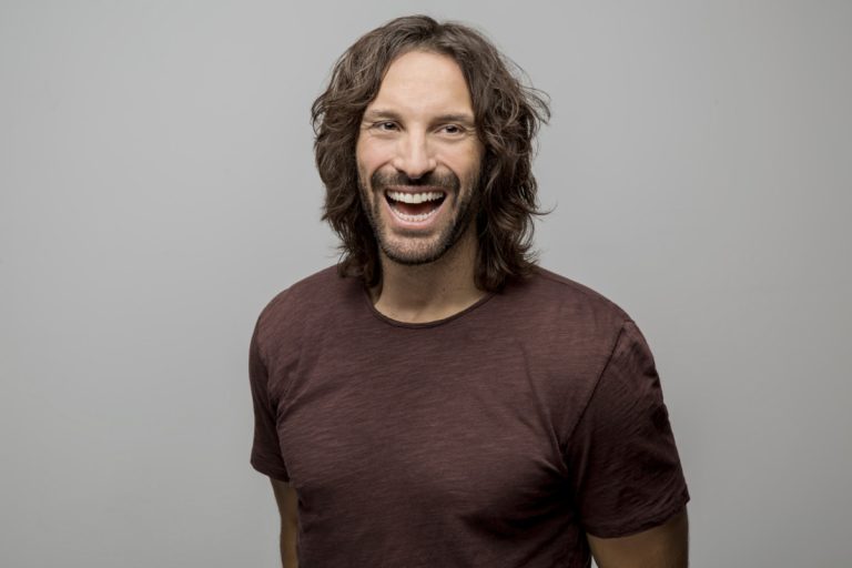 10 ans de métier et 1 premier spectacle solo pour Mathieu Cyr De son propre aveu, Mathieu Cyr s'est cherché longtemps avant de trouver sa voie dans l'humour au retour d'un voyage dans l'Ouest canadien, s'inscrivant alors à l'École nationale de l'humour.