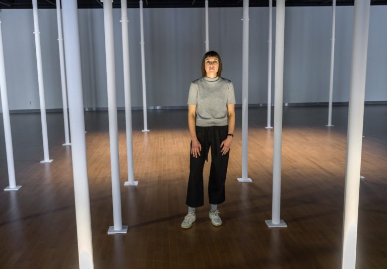 Chloé Desjardins interroge notre modernité par une pratique artistique aux facettes parfois traditionnelles.