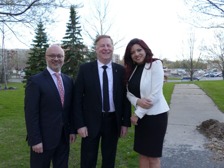 Le ML confirme deux nouveaux candidats Le chef du Mouvement lavallois, Marc Demers, entouré de Ziaad Ghantous et Sandra El-Helou, candidats du parti dans Fabreville et Souvenir-Labelle.