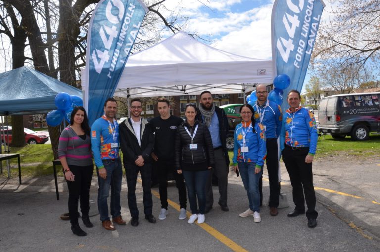 3520 $ amassé pour l’équipe de la CSDL Caroline Daigle, conseillère en communication du Centre de formation Compétences-2000, Danny Laviolette, directeur de l’École d’éducation internationale de Laval, Julien Desnoyers, Hugo Bisson, MariLou Caty, Gregory Perez, tous de 440 Ford Lincoln Laval, Manon Saumure, directrice de l’école Le Sentier, Vincent Langlois (Compétences-2000), et Daniel Girard (Compétences-2000) ont organisé cette journée d'essais routiers.