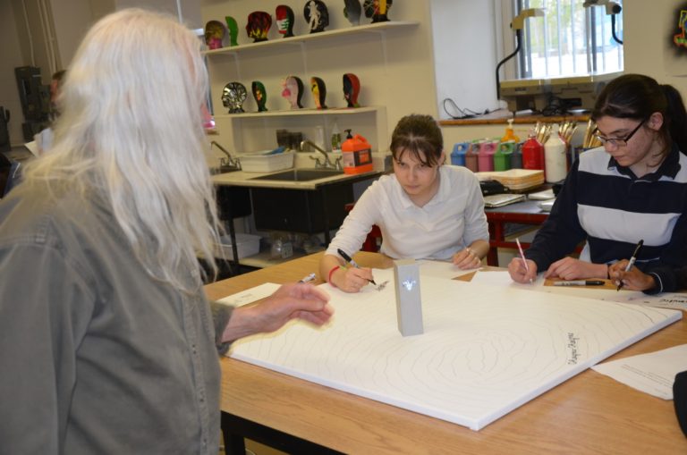 Armand Vaillancourt observe les élèves réaliser leur fresque.