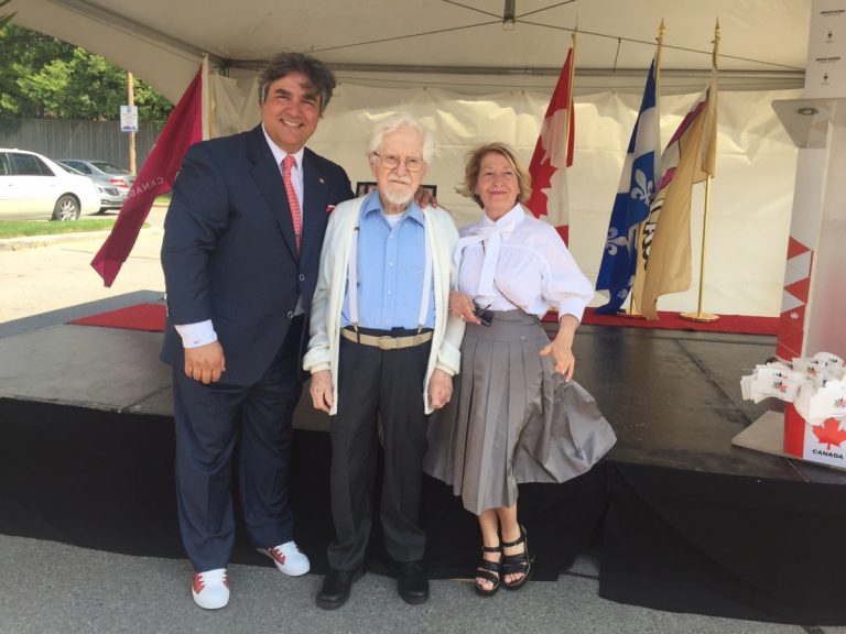 Le député d’Alfred-Pellan honore 150 citoyens et organisations Le député Angelo Iacono en présence d'Umberto Bruni et Santina Semadar Panetta dont le talent artistique rayonne de par le monde.