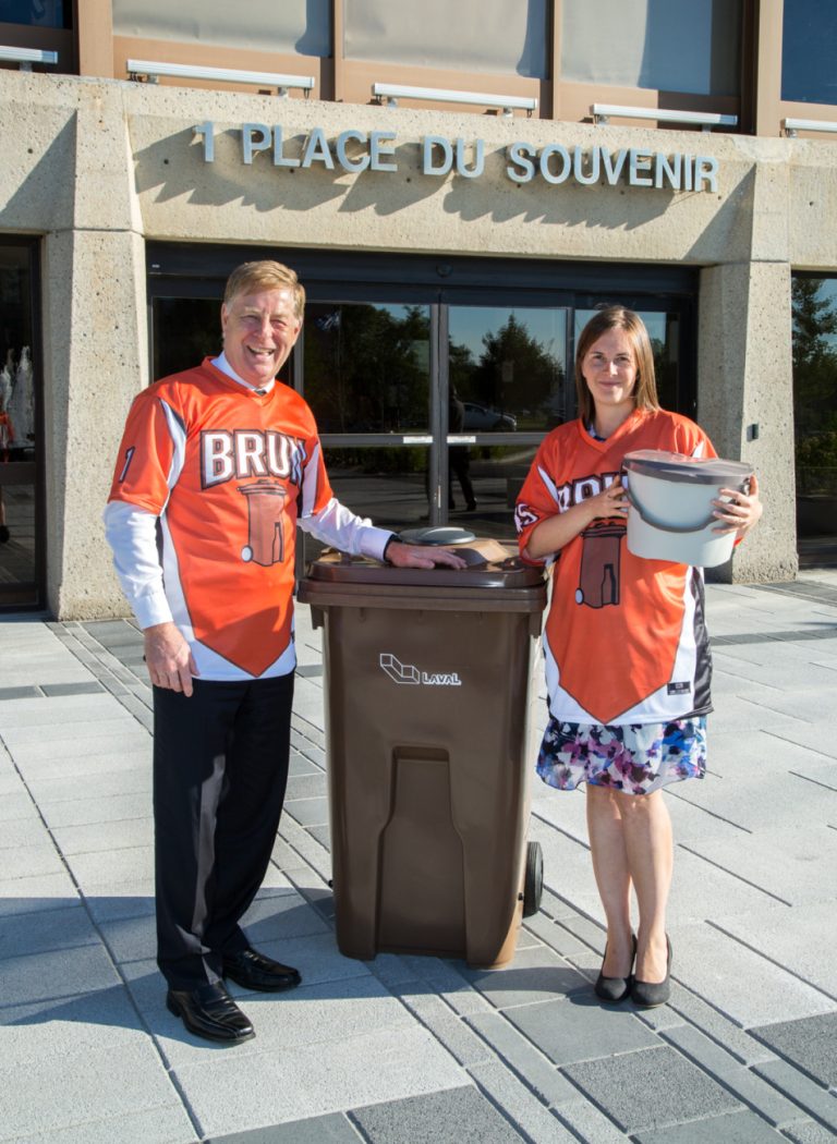 D'ici au 30 septembre, des bacs bruns seront distribués dans 10 000 nouveaux foyers. Sur la photo, le maire Marc Demers et Virginie Dufour, responsable des dossiers environnementaux