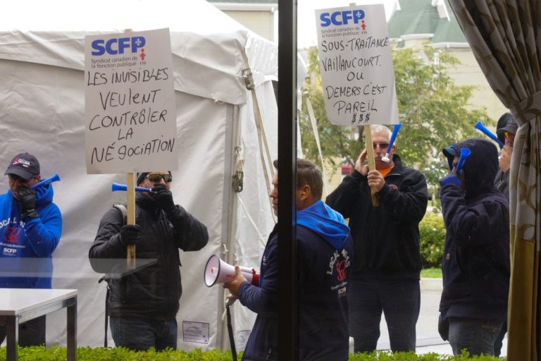 Les bleus s’invitent au débat des candidats à la mairie Les cols bleus ont fait beaucoup de bruit devant le Château Royal