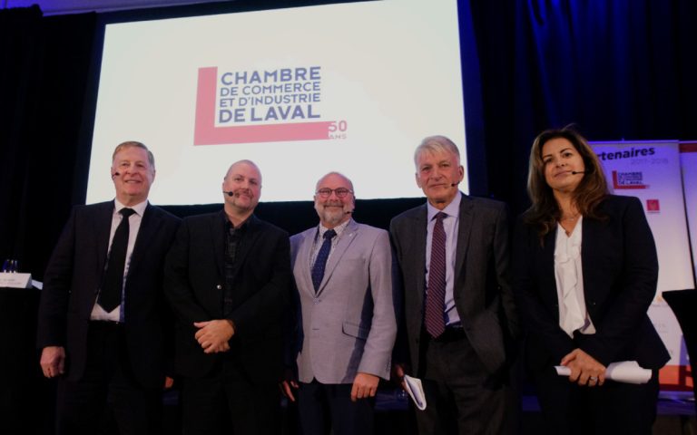 Dans l'ordre habituel, on reconnaît le maire-sortant Marc Demers (Mouvement lavallois), Alain Lecompte (Alliance des conseillers autonomes), Michel Trottier (Parti Laval), Jean-Claude Gobé (Action Laval) et Sonia Baudelot (Avenir Laval).