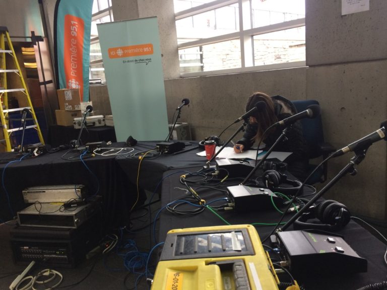 «Gravel le matin» au métro Cartier Une équipe de techniciens s'affairent actuellement à préparer cette diffusion en direct.