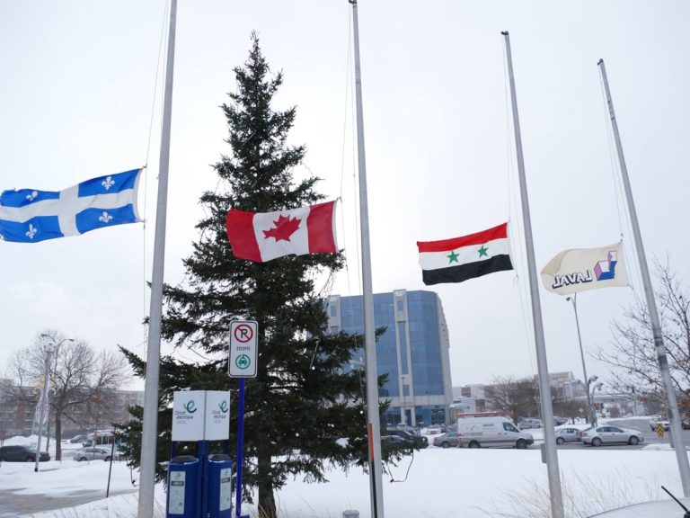 «Les témoignages dramatiques en provenance d’Alep interpellent tous les humains de la planète», dixit le maire Marc Demers qui a mis les drapeaux de sa ville en berne.