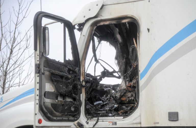 Un camion prend feu sur la desserte de l’A-13 Par bonheur, aucun transport ambulancier n'a été nécessaire à la suite de ce véhicule incendié.