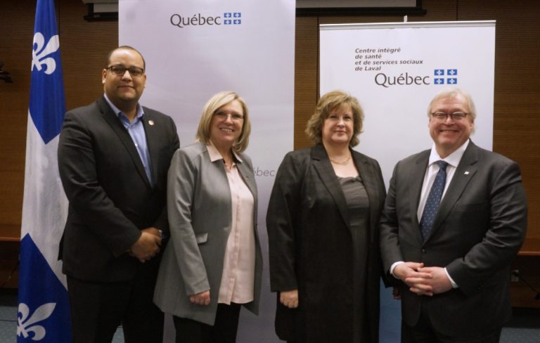 L’unité d’endoscopie augmente sa capacité d’examens de plus de 30 % Présents lors de l'inauguration de la nouvelle unité d'endoscopie à l'Hôpital de la Cité-de-la-Santé, dans l'ordre habituel, le député de Laval-des-Rapides et adjoint parlementaire du ministre des Finances, Saul Polo, la ministre régionale, également responsable des Aînés et de la Lutte contre l'intimidation, Francine Charbonneau, la présidente-directrice générale du CISSSL, Caroline Barbir, et le ministre de la Santé et des Services sociaux, Gaétan Barrette.